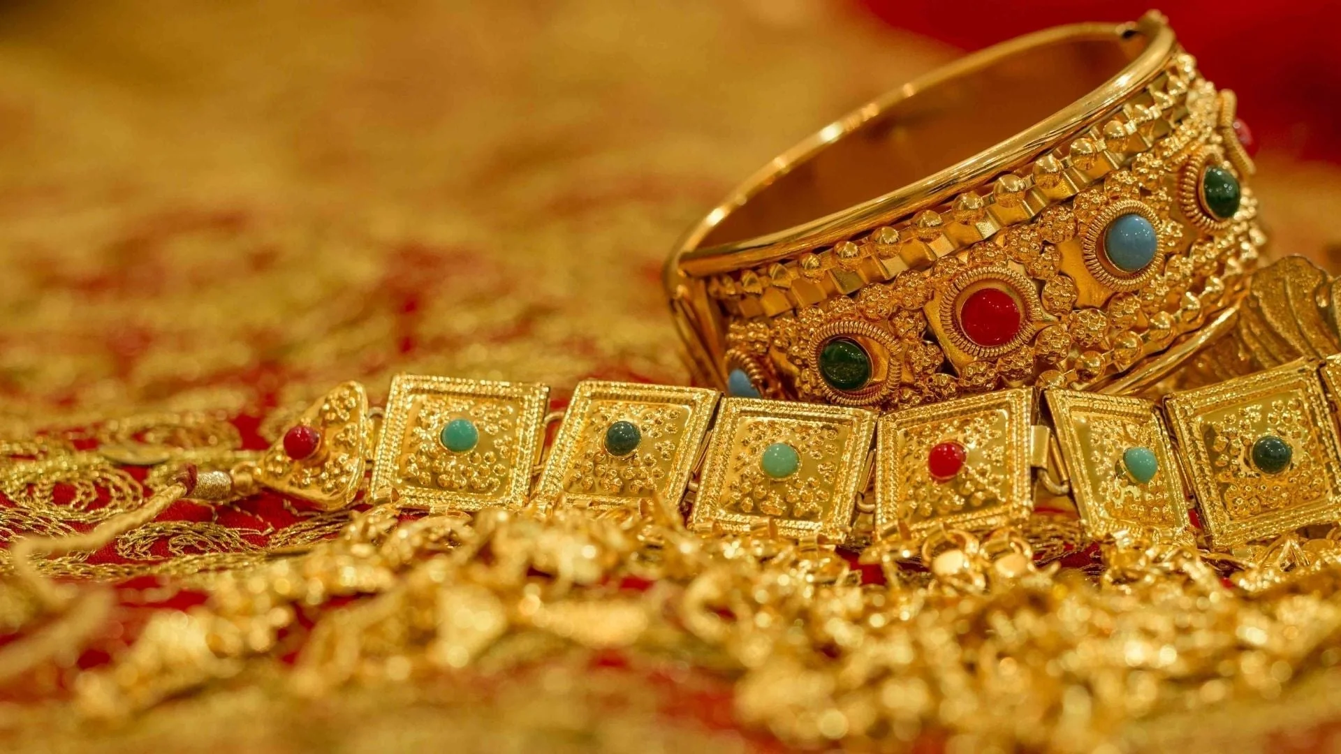 What Makes Some Gold Jewelry Look More Yellow Than Others 3ae3614b Ef41 4341 B59c 57577b00fa25 1920x